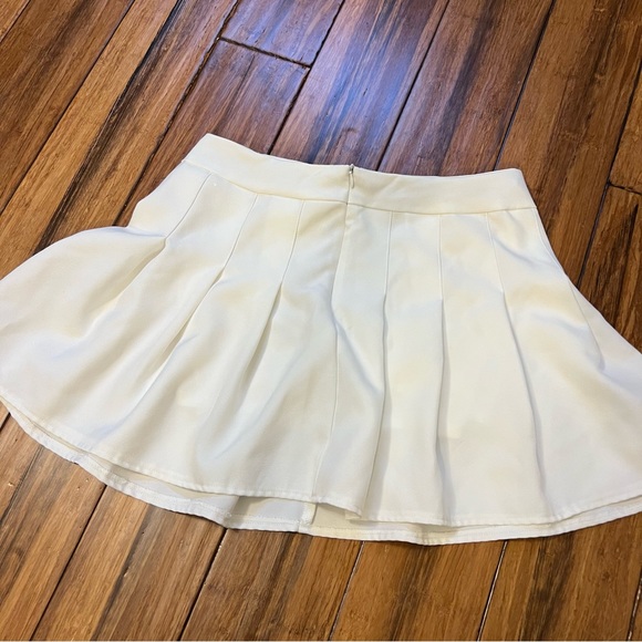 🌿2/$30🌿 Cute White Short - Picture 2 of 4